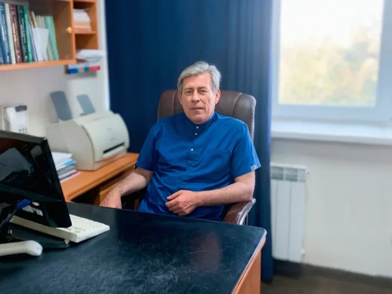 Професор Михайло Юрійович Болгов за робочим столом у кабінеті Інституту ендокринології.